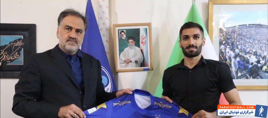 عارف آقاسی مدافع فصل گذشته فولاد، با عقد قراردادی ۲ ساله به استقلال پیوست عارف آقاسی سابقه بازی در تراکتور را هم در کارنامه خود دارد.