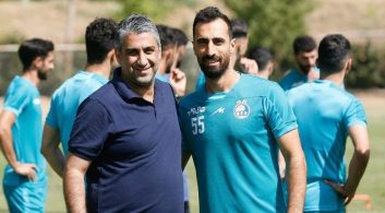 امین قاسمی نژاد بعد از حضور در تمرین خود را به فرهاد مجیدی معرفی کرد و سپس مورد استقبال اعضای کادرفنی و سایر بازیکنان استقلال قرار گرفت.