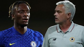 تمایل ژوزه مورینیو برای جذب سردار آزمون وارد فاز جدیدی شده و مدیر رم دیشب راهی لندن شد تا با مدیر برنامه آزمون و همچنین ایجنت تونی آبراهام مذاکره کند.