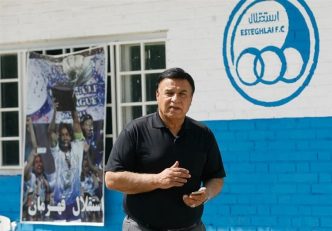 * پرویز مظلومی عضو هیئت مدیره باشگاه استقلال از نزدیک نظارهگر تمرین بود.