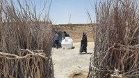افق کوروش ؛ توزیع مخازن هزار لیتری آب در روستای کندوکه بخش هیرمند سیستان و بلوچستان