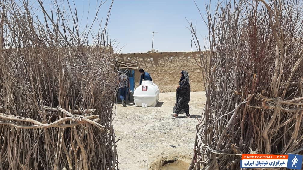 افق کوروش ؛ توزیع مخازن هزار لیتری آب در روستای کندوکه بخش هیرمند سیستان و بلوچستان