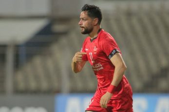 کمال کامیابی نیا برای گذراندن دوران درمان خود مجبور به حضور در باشگاه شباب الاهلی امارات شد