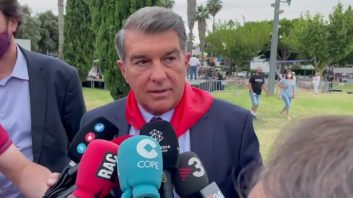 لاپورتا از این بازدید برای صحبت با رونالد کومان نیز استفاده کرد. در یک هفته اخیر لاپورتا و کومان با یکدیگر تنش های رسانه ای داشتند.