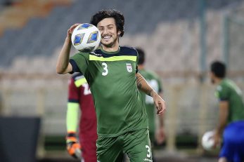 سردار آزمون به جای پوشیدن شماره 20 خود، لباس تمرینی که روی آن 3 درج شده بود را به تن کرد و با کیت کاپیتان حاج صفی به تمرین پرداخت.