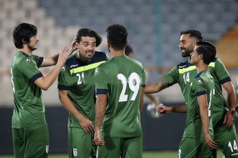 سردار آزمون برای اینکه خود و هم تیمی‌هایش بتوانند نورافکن را جریمه کنند موهای افشان امید نورافکن را با دقت از روی گوش او کنار می‌زد.