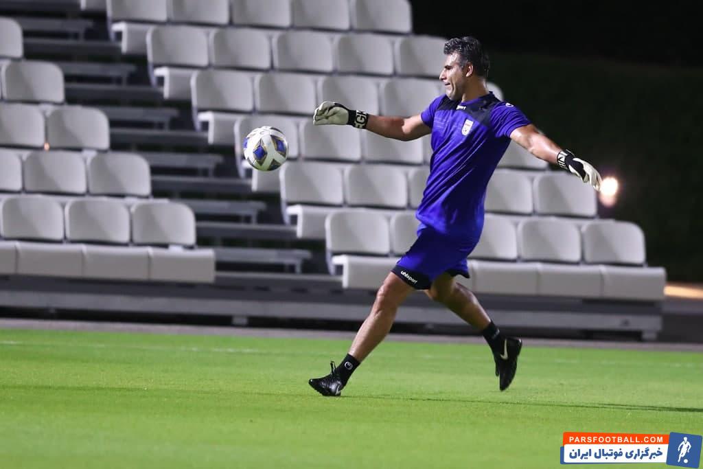 در تصویری که مشاهده می کنید ابراهیم میرزاپور مربی گلرهای این روزهای تیم ملی در حال تکرار و تمرین ضربات شروع مجدد با سه دروزاه بان تیم ملی است.