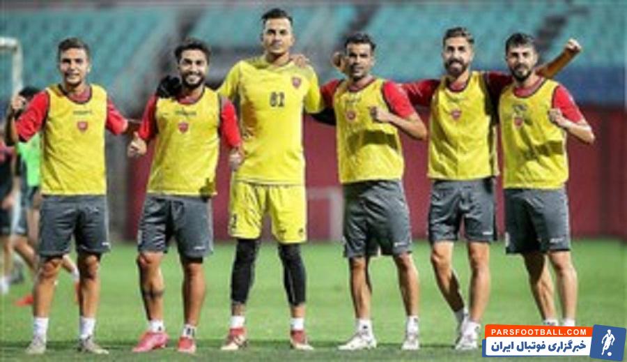 تصاویر جشن پیروزیشان آمدند حامد لک دروازهبان پرسپولیس به همین موضوع اشاره کرد و گفت که بزنید تیمی که دریافتی نداشته برنده بازی شد.
