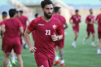 علی شجاعی در حالی که لک پنالتی النصر را مهار کرده بود پنالتی پنجم سرخها را به گل تبدیل کرد و با خوشحالی دیبالایی خود خاطره ساز شد.