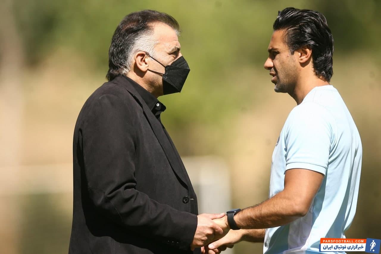 بیژن طاهری که امروز برای نخستین بار راهی تمرین استقلال شده بود، با استقبال گرم فرهاد مجیدی و وریا غفوری مواجه شد.