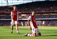 اما جالب اینجاست پیر آمریک اوبامیانگ، زننده گل دوم آرسنال در مقابل تیری آنری جشن شادی خود بعد از گلزنی را به سبک خود او انجام داد.