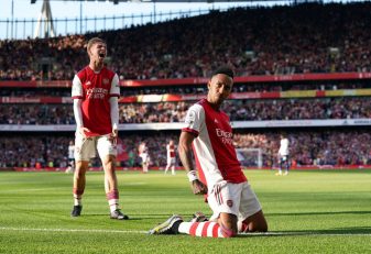 اما جالب اینجاست پیر آمریک اوبامیانگ، زننده گل دوم آرسنال در مقابل تیری آنری جشن شادی خود بعد از گلزنی را به سبک خود او انجام داد.