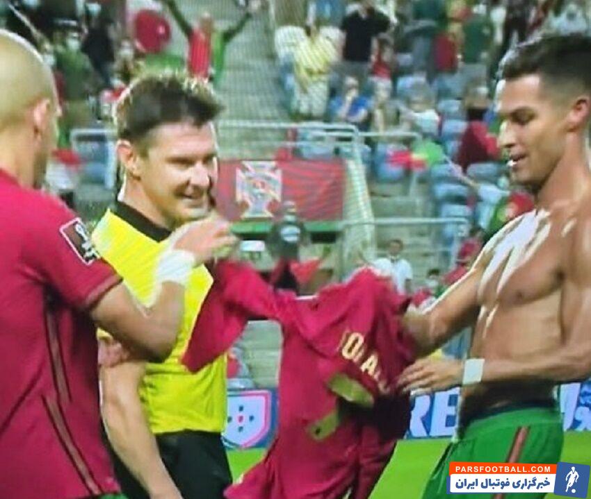 در شبی که کریستیانو رونالدو بعد از گل پیروزیبخش برای پرتغال احساساتی شد و پیراهنش را درآورد، رفتار داور هم تعجبآمیز بود.