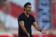 فرهاد مجیدی سرمربی استقلال با وجود محرومیت از فعالیت فوتبالی در تمرین این تیم حاضر شد