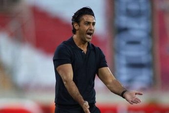 فرهاد مجیدی سرمربی استقلال با وجود محرومیت از فعالیت فوتبالی در تمرین این تیم حاضر شد