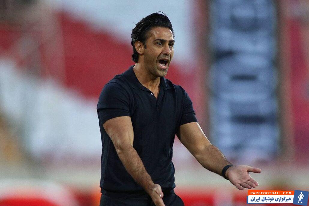 فرهاد مجیدی سرمربی استقلال با وجود محرومیت از فعالیت فوتبالی در تمرین این تیم حاضر شد