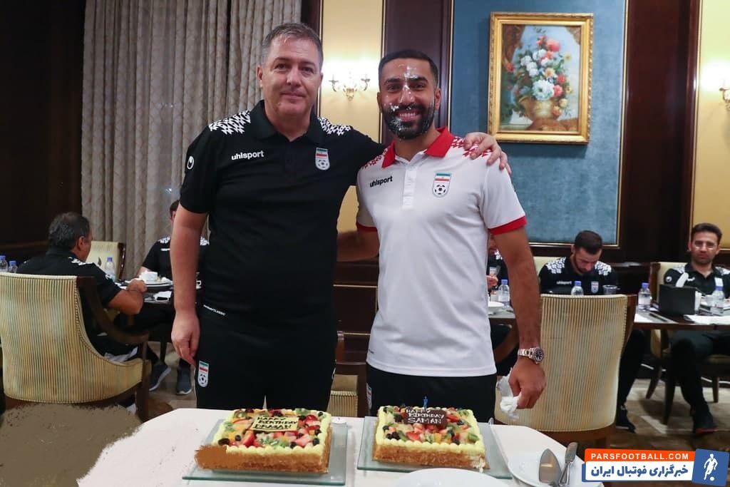 جشن تولد سامان قدوس شب گذشته در اردوی تیم ملی فوتبال ایران در دوحه با حضور همبازیان او و هم چنین کادر فنی تیم ملی برگزار شد.