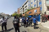 تعدادی از تماشاگران عصبی استقلال بعد از شعارهای تند علیه مددی و ملکیان به ساختمان این باشگاه حمله کرده و خواستار دیدار با مددی شدند.