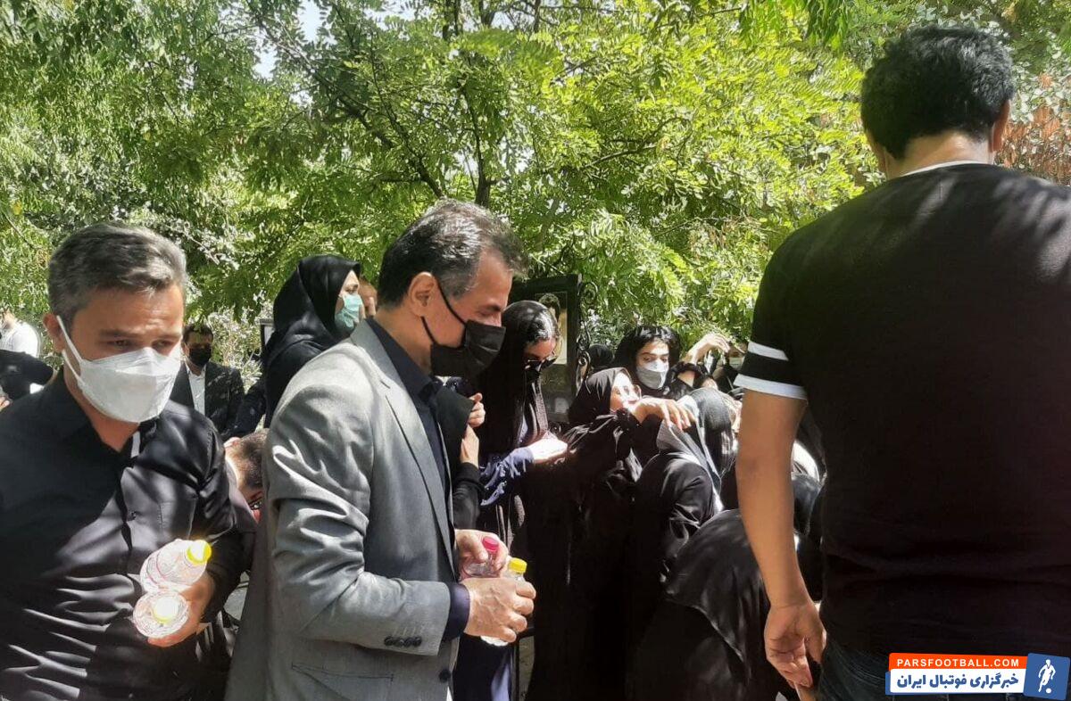 هیچ کدام از بازیکنان و حتی کسانی که در سه دوره مدیریتی متفاوت با عباس انصاری‌فرد کار کرده بودند، در قطعه نام‌آوران بهشت زهرا حاضر نشدند.