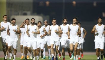 در ابتدا فرهاد مجیدی سرمربی استقلال دقایقی برای بازیکنان صحبت کرد و در ادامه بازیکنان به گرم کردن و سپس پاسکاری ساده مشغول شدند.