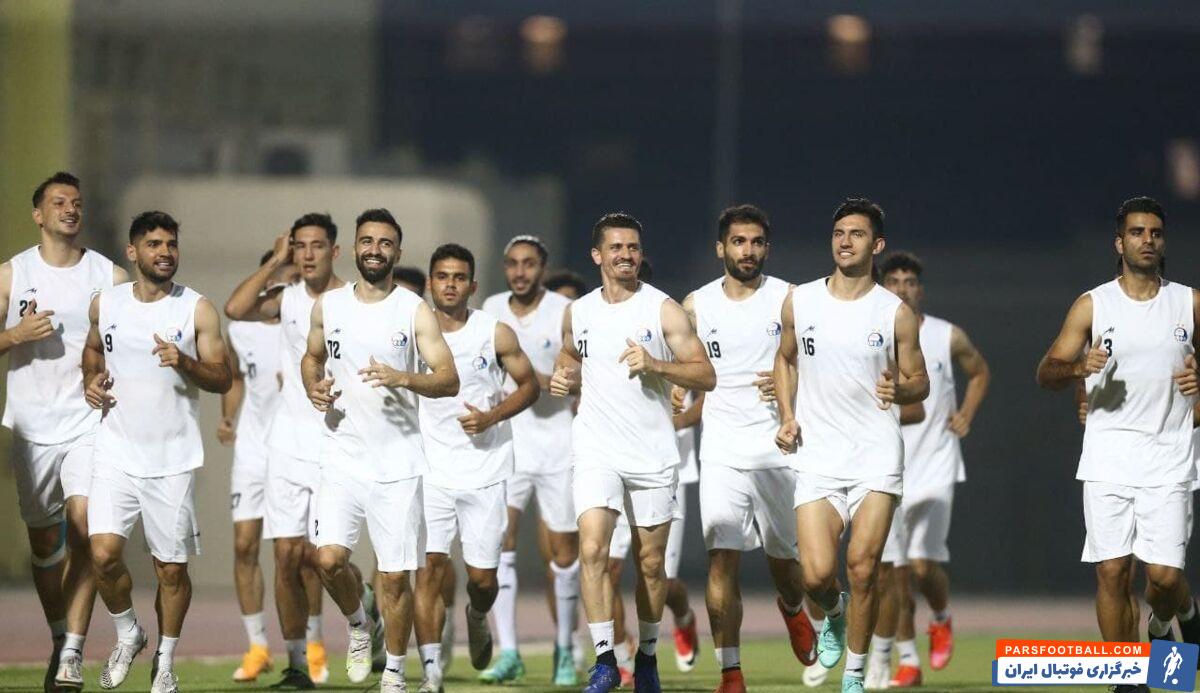 در ابتدا فرهاد مجیدی سرمربی استقلال دقایقی برای بازیکنان صحبت کرد و در ادامه بازیکنان به گرم کردن و سپس پاسکاری ساده مشغول شدند.