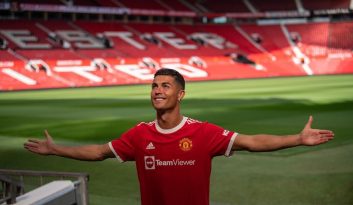 کریستیانو رونالدو بعد از ۱۲ سال روی چمن ورزشگاه اولدترافورد گام برمیدارد و امروز در دیدار منچستریونایتد مقابل نیوکاسل دوباره پیراهن سرخ را برتن خواهد کرد.