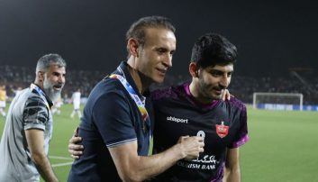 یحیی گل محمدی بلافاصله پس از پایان بازی که با گل زیبای مهدی ترابی به سود پرسپولیس به پایان رسید ستاره تیمش را در آغوش گرفت.