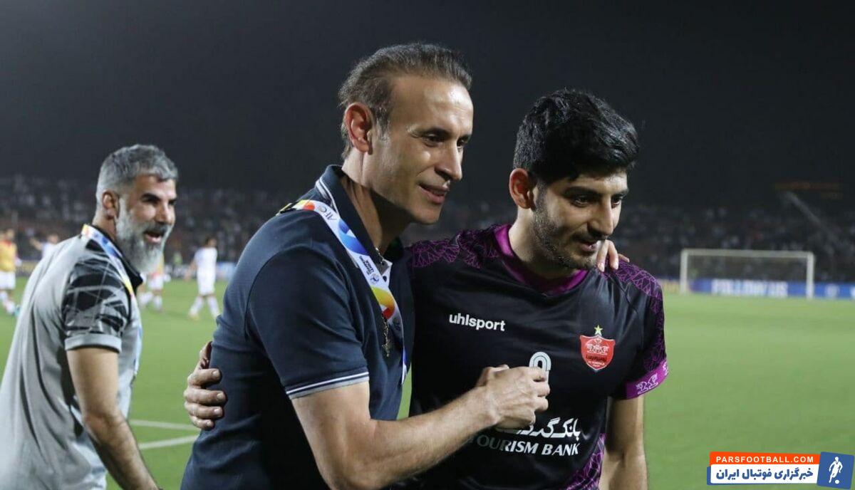 یحیی گل محمدی بلافاصله پس از پایان بازی که با گل زیبای مهدی ترابی به سود پرسپولیس به پایان رسید ستاره تیمش را در آغوش گرفت.