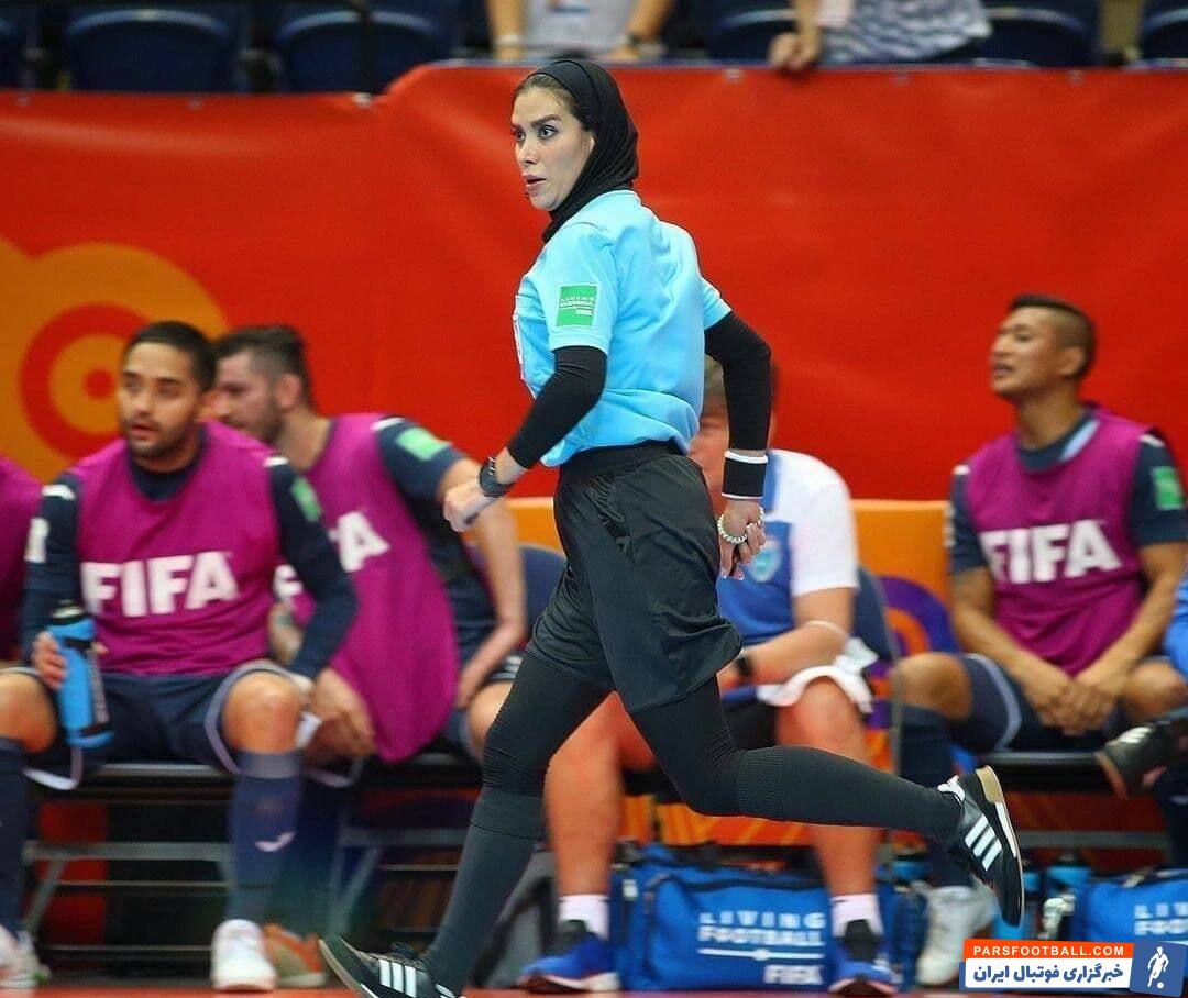 تصویری جالب از گلاره ناظمی داور زن ایرانی که بازی فوتسال مردان را سوت زد