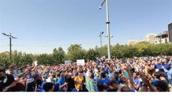 شماری از هواداران تیم فوتبال استقلال به نشانه اعتراض به وضعیت تیمشان و حمایت از فرهاد مجیدی مقابل وزارت ورزش و جوانان تجمع کردند.