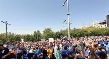 شماری از هواداران تیم فوتبال استقلال به نشانه اعتراض به وضعیت تیم‌شان و حمایت از فرهاد مجیدی مقابل وزارت ورزش و جوانان تجمع کردند.