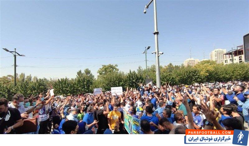 شماری از هواداران تیم فوتبال استقلال به نشانه اعتراض به وضعیت تیم‌شان و حمایت از فرهاد مجیدی مقابل وزارت ورزش و جوانان تجمع کردند.