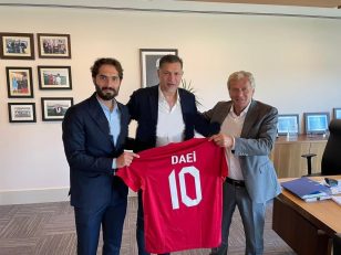 علی دایی اسطوره فوتبال ایران و آقای گل سابق فوتبال جهان، هفته گذشته به دعوت باشگاه ترکیهای، میهمان مدیران باشگاه بشیکتاش بود.