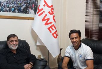 لبخند رضایت فرهاد مجیدی در کنار مدیرعامل جدید استقلال