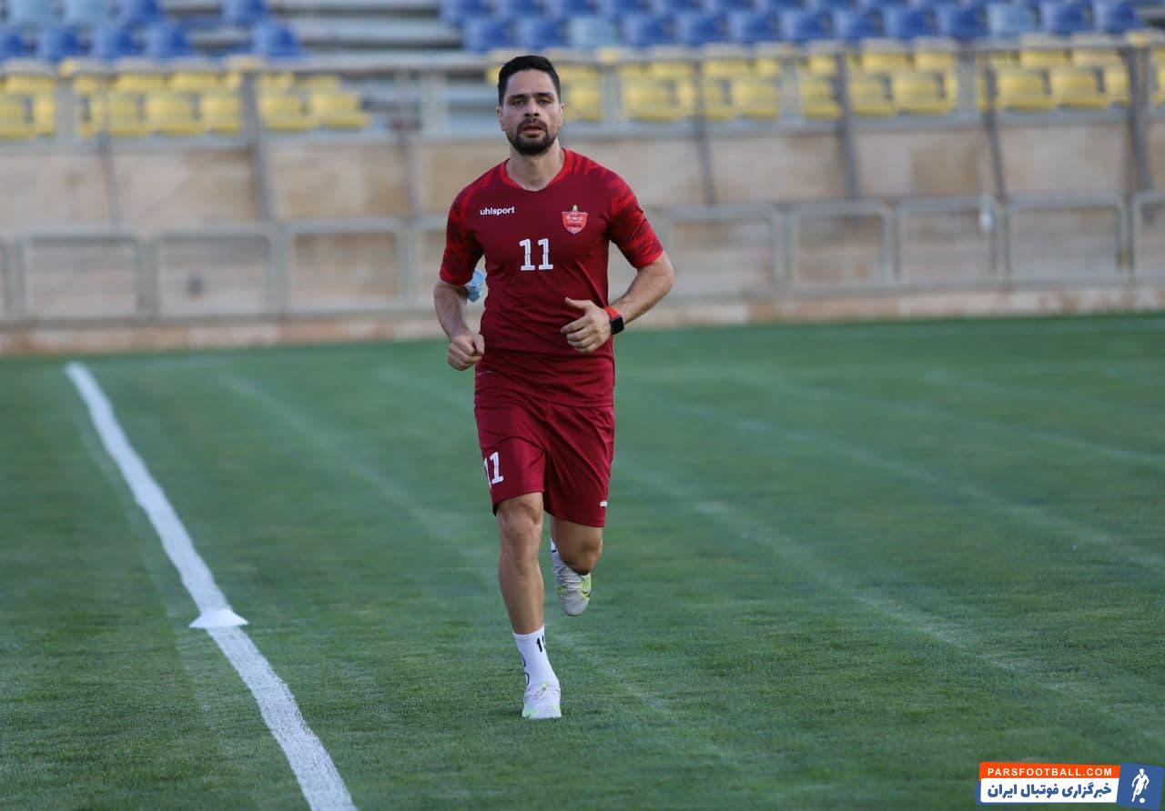 کمال کامیابی نیا هافبک مصدوم پرسپولیس بالاخره به تمرینات این تیم اضافه شد