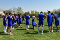 فرهاد مجیدی سرمربی استقلال با وجود محرومیت از فعالیت فوتبالی در تمرین این تیم حاضر شد
