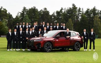 تیم فوتبال میلان ایتالیا که با کمپانی خودروسازی آلمانی قرارداد بسته، در مراسمی با یکی از خودروهای این تیم عکس گرفت.‌‌‌‌‌‌‌‌‌‌‌‌‌‌‌‌‌‌