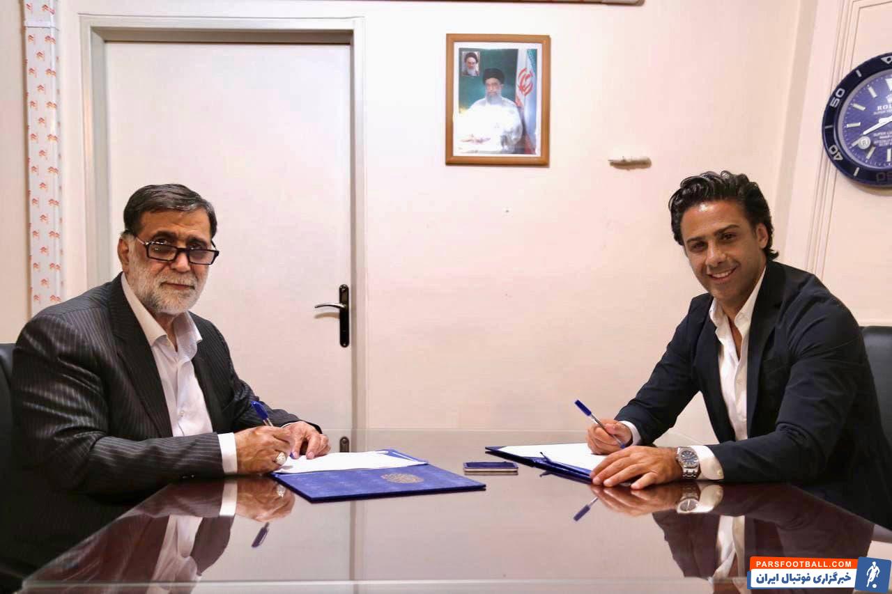 شبانگاه 4 مهرماه بود، که مصطفی آجورلو مدیرعامل استقلال در اولین اقدام مدیریتی خود در باشگاه استقلال، پس از جلسهای که با فرهاد مجیدی داشت.