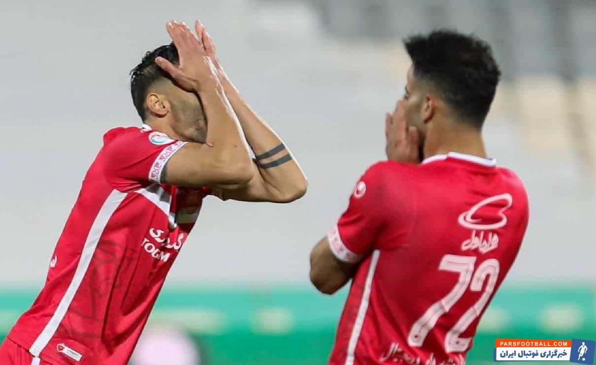 عیسی آل کثیر در این لحظه توپ را در کناره زمین کنترل کرد اما به خوبی با حرکتی عوضی پیش آمد و سپس شوت قوس دار خود را به سمت دروازه شلیک کرد...