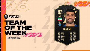 کارت بازیکن منتخب هفته فیفا در دست مهدی طارمی