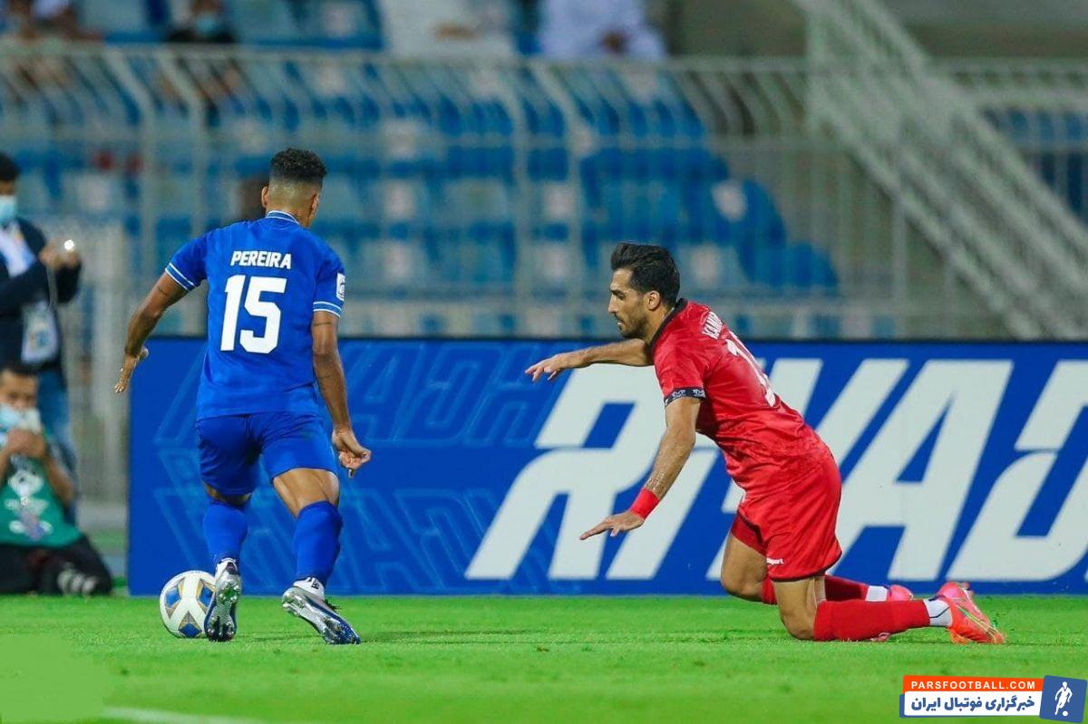 لیز خوردن وحید امیری بازیکن جنگنده پرسپولیس جلوی ستاره برزیلی الهلال یکی از تلخترین عکسهای ثبت شده از بازی دو تیم الهلال و پرسپولیس است.