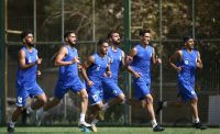 ابوافضل جلالی، مدافع استقلال که دچار مصدومیت شده است، با لباس شخصی در محل تمرین آبیپوشان حضور یافت و دقایقی با کادر فنی به صحبت پرداخت.