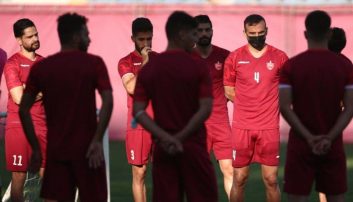 سیدجلال حسینی با ماسک در تمرین حضور پیدا کرد. از زمانی که کرونا شیوع پیدا کرده، سیدجلال در بسیاری از دقایق تمرینات با ماسک حاضر شده است.