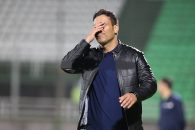 تصویری که می‌بینید واکنش مهدی تارتار سرمربی پرسپولیسی تیم ذوب آهن به گل بازیکن استقلال یعنی کوین یامگا است.‌‌‌‌‌‌‌‌‌‌‌‌‌‌‌‌‌‌‌‌‌‌‌‌‌‌‌‌‌‌‌