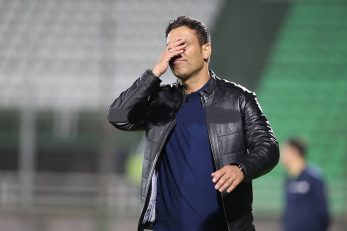 تصویری که می‌بینید واکنش مهدی تارتار سرمربی پرسپولیسی تیم ذوب آهن به گل بازیکن استقلال یعنی کوین یامگا است.‌‌‌‌‌‌‌‌‌‌‌‌‌‌‌‌‌‌‌‌‌‌‌‌‌‌‌‌‌‌‌