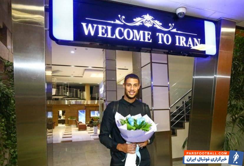 رودی ژستد ، مهاجم سابق باشگاه پانتولیکوس یونان؛ جهت امضای قرارداد با تیم فوتبال استقلال، امشب وارد تهران شد.