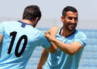 گفتوگوی آرسن ونگر با حاج صفی کاپیتان تیم ملی ؛ در مورد جام جهانی ۲ ساله