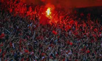 ازدحام هواداران پرسپولیس برابر هتل سرخپوشان ؛ عدم رعایت پروتکل های بهداشتی