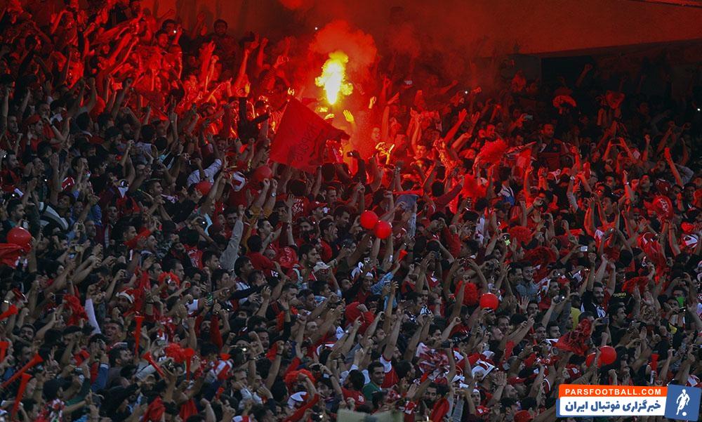 ازدحام هواداران پرسپولیس برابر هتل سرخپوشان ؛ عدم رعایت پروتکل های بهداشتی