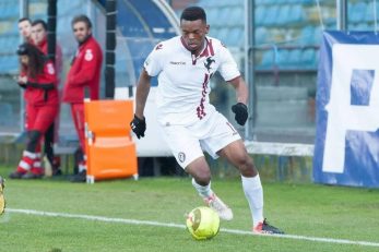 کوین یامگا برای عقد قرارداد با استقلال وارد ایران شد